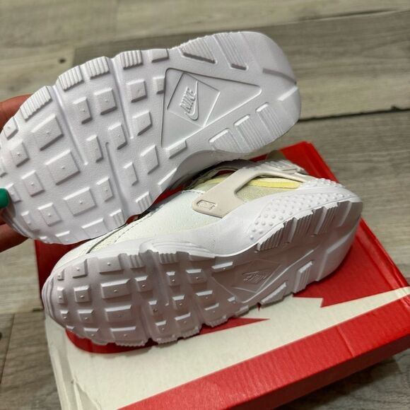 Little Kids Nike Huarache Run shoe size 9c NWT - Picture 4 of 6